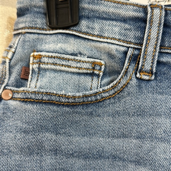 Judy Blue HW jean short. Inseam 5” front rise 10.5”. Listing is for a 3X. 15276 - Picture 3 of 7